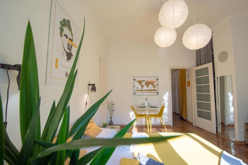 Studio by Main Square - High Ceilings - Fast Wifi - image 6