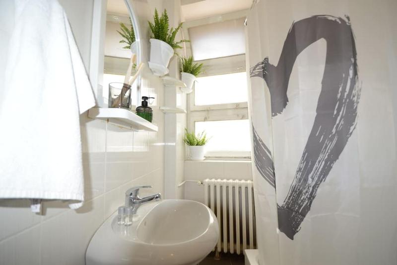 Studio by Main Square - High Ceilings - Fast Wifi - image 7