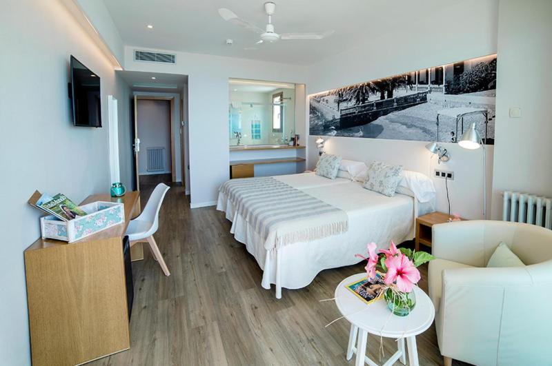 Double or Twin Room with Sea View image 4