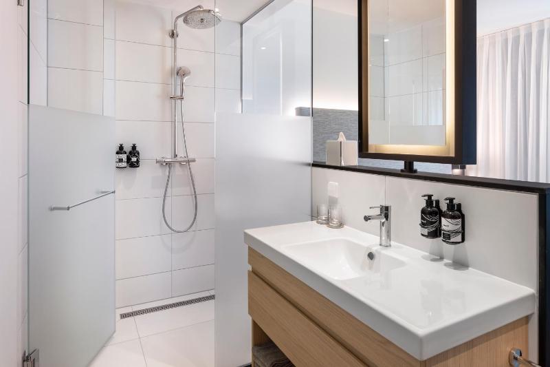 2 connected rooms image 2