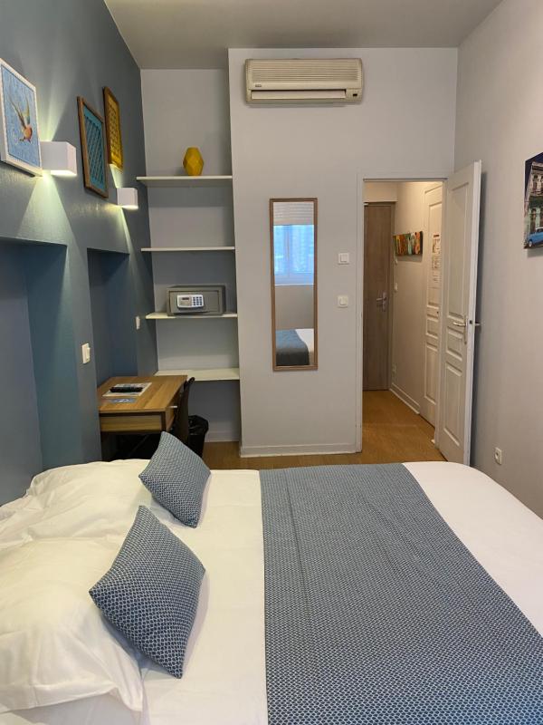 Double Room with Bath - Ground Floor image 4