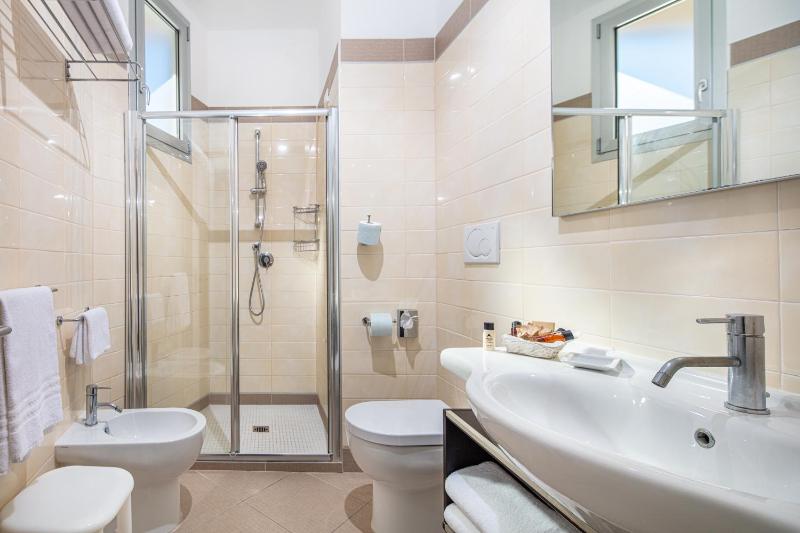 Superior Double or Twin Room with Sea View image 3
