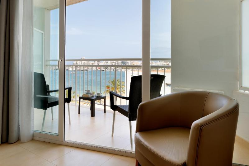 Deluxe Room with Sea View image 1