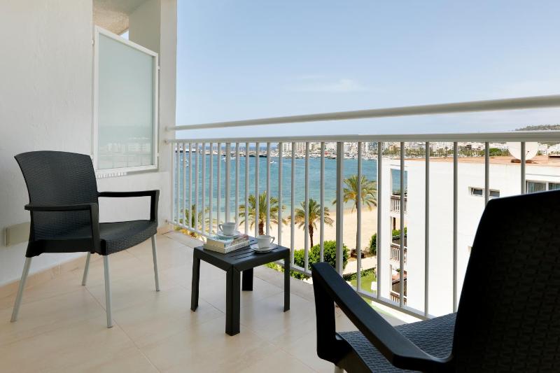 Deluxe Room with Sea View image 4