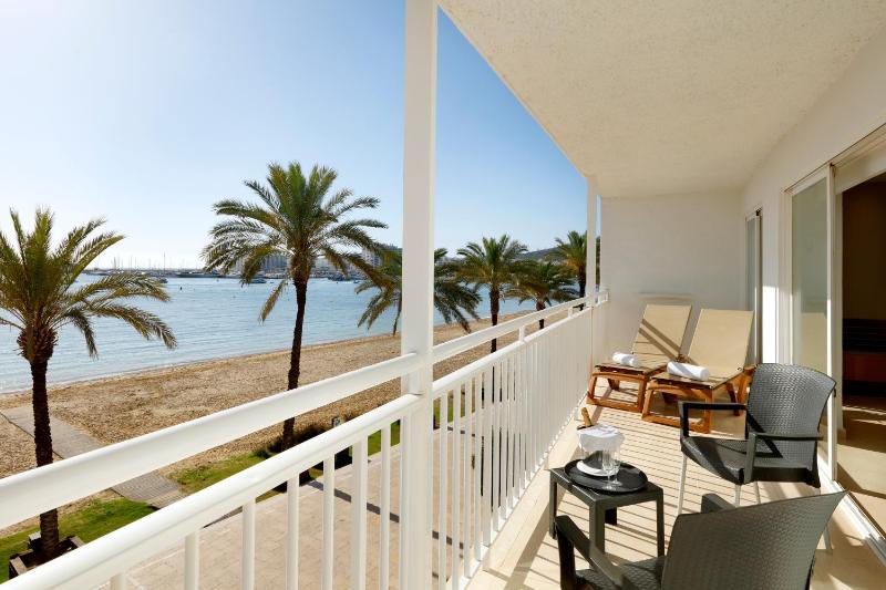 Junior Suite with Panoramic Sea View image 3