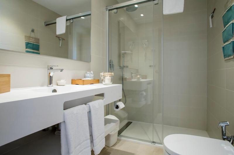 Double Room with Sea View image 3