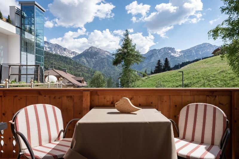 Classic Double Room with Balcony image 3