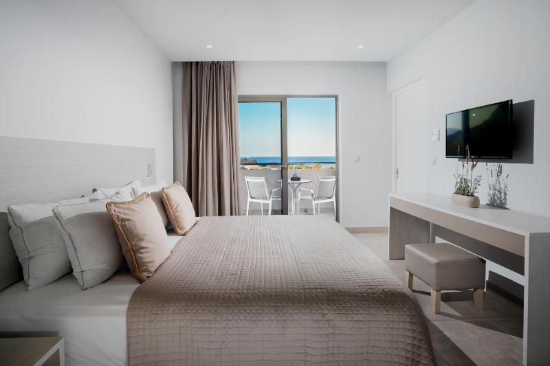Family Room with Sea View (3 Adults + 1 Child)   image 3