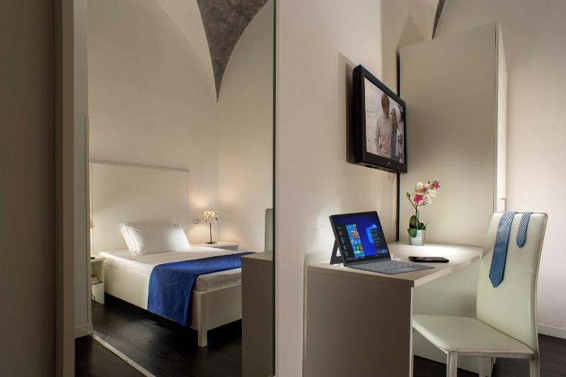 Small Double Room image 4