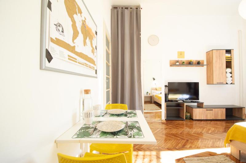 Studio by Main Square - High Ceilings - Fast Wifi - image 10