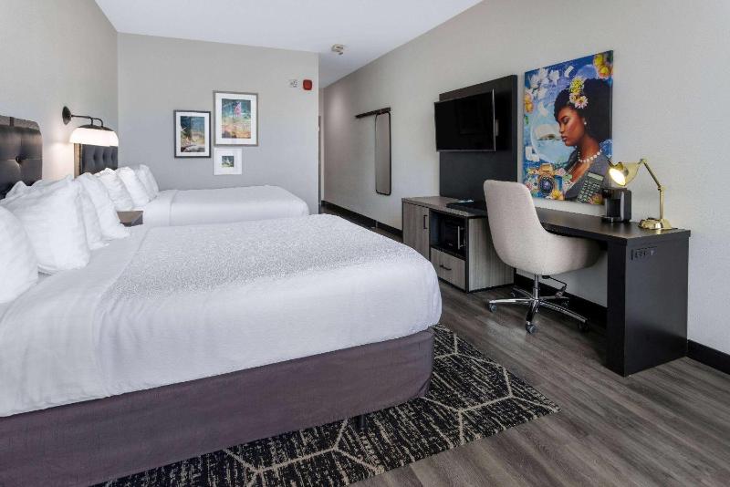 Queen Room with Two Queen Beds - Non-Smoking image 3