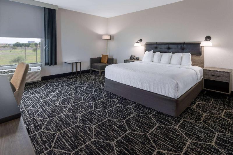Deluxe King Room with Roll-In Shower -  Mobility Accessible/Non-Smoking image 2