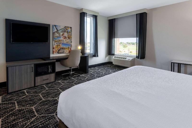 King Room with Roll-In Shower - Mobility Access/Non-Smoking image 2