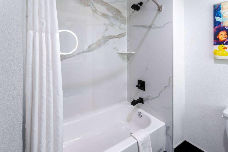 Deluxe King Room - Non-Smoking image 4