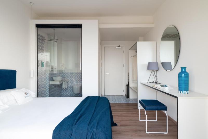 Deluxe Double Room with Sea View image 4