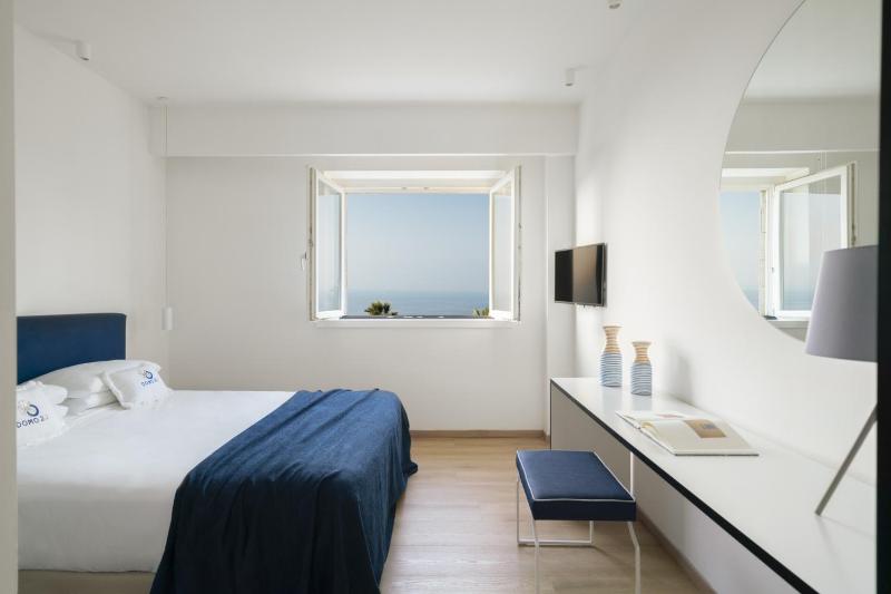 Deluxe Double Room with Sea View image 1