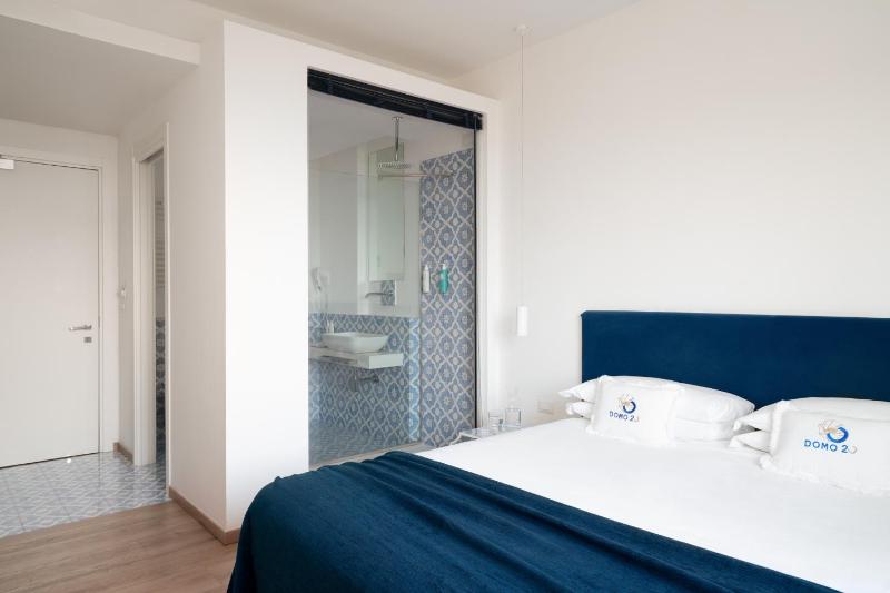 Deluxe Double Room with Sea View image 3