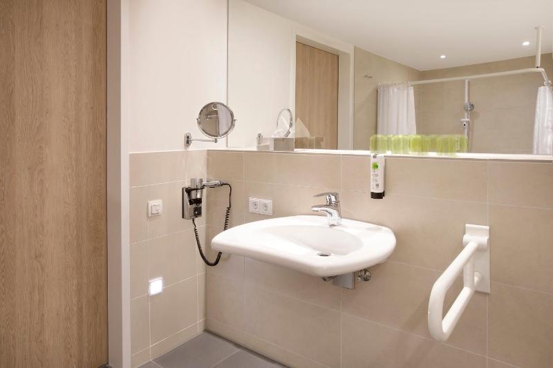 Standard Queen Room - Disability Access image 2