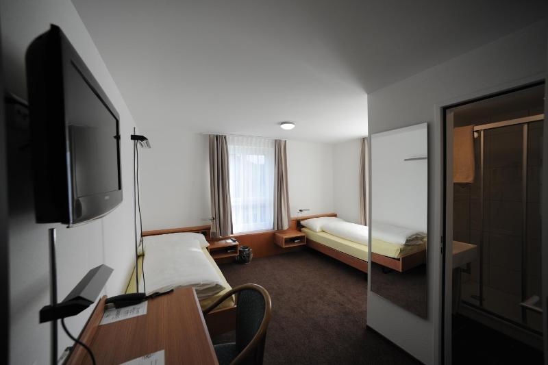 Classic Twin Room image 2