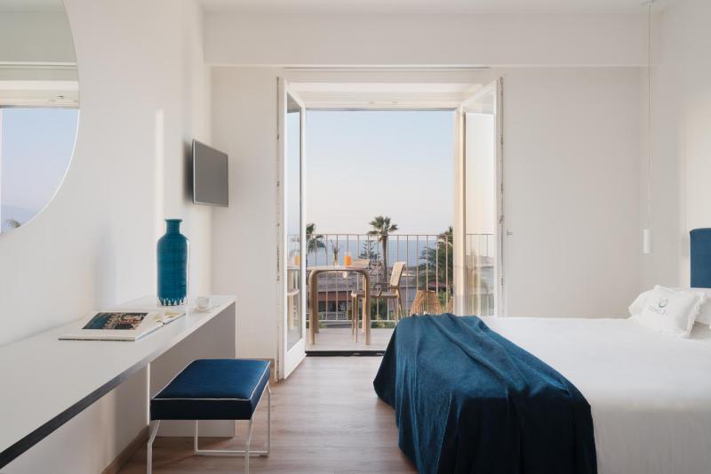 Deluxe Double Room with Balcony and Sea View image 3