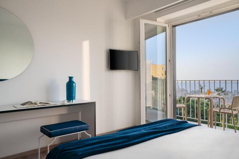 Deluxe Double Room with Balcony and Sea View image 4