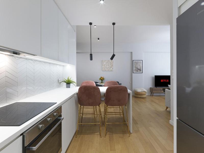 FRESH NEW & READY FOR YOU! RNVTD APT IN KOUKAKI! - image 10
