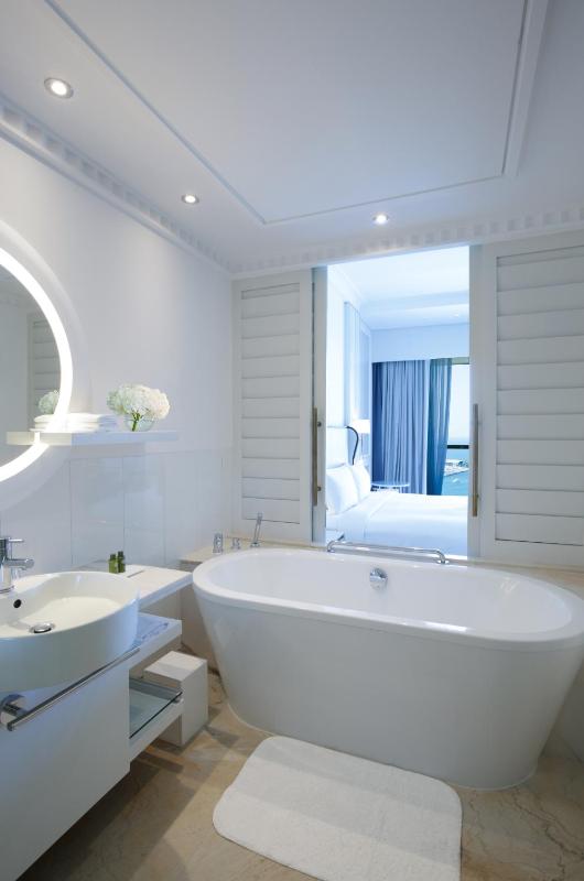 Luxury King Club Room with Partial Sea View - Club Access image 4
