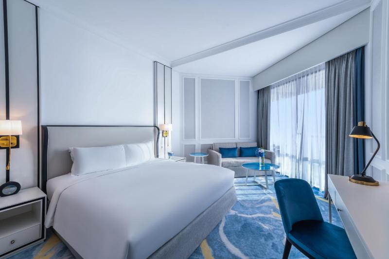 Superior King Room with Partial Sea View - Pool Access image 3