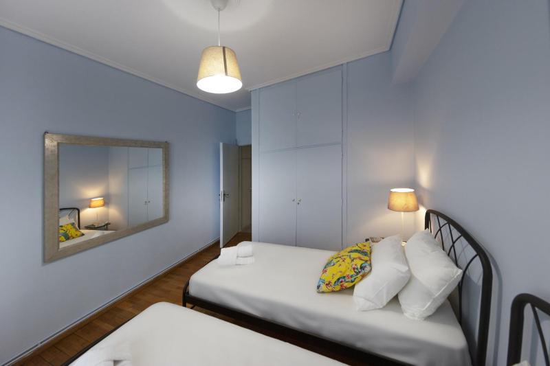Spacious 3 Bedroom apt near Acropolis museum - image 2