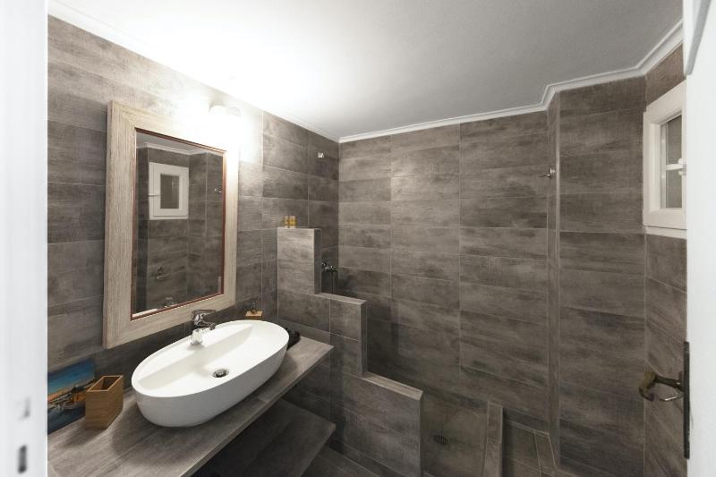 Spacious 3 Bedroom apt near Acropolis museum - image 8