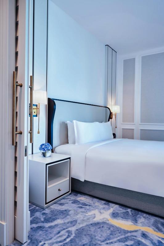 Junior King Suite with Partial Sea View - Club Access image 4