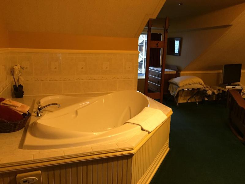 Deluxe King Room image 2