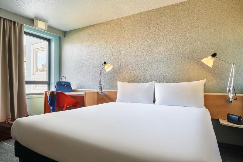 Standard Double Room image 3