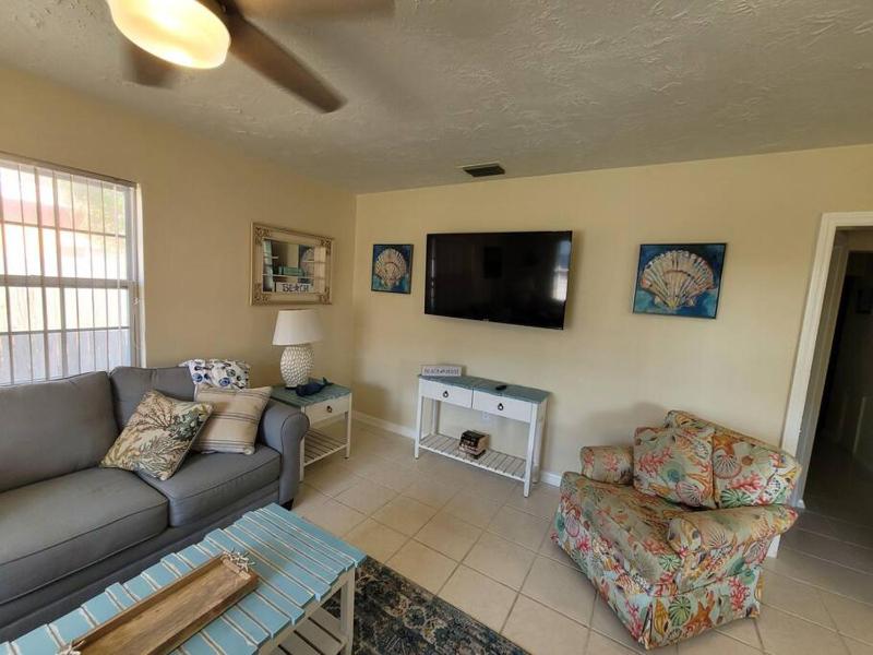 Beachy Sarasota Duplex - image 9