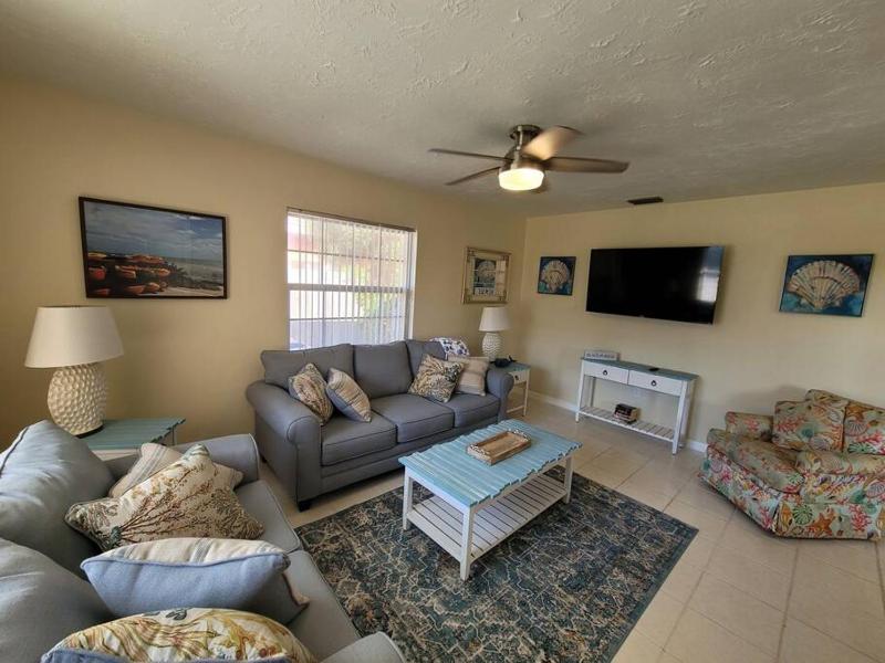 Beachy Sarasota Duplex - image 2