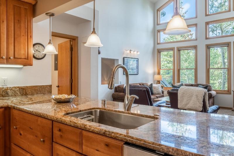 Updated 3 Bedroom 3 Bathroom Snowcreek Phase V #884 Sleeps 6 - image 8