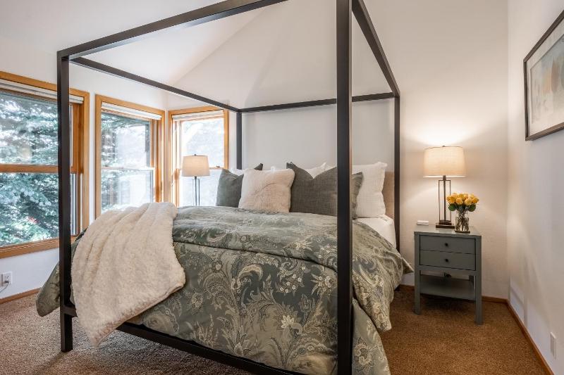 Updated 3 Bedroom 3 Bathroom Snowcreek Phase V #884 Sleeps 6 - image 24