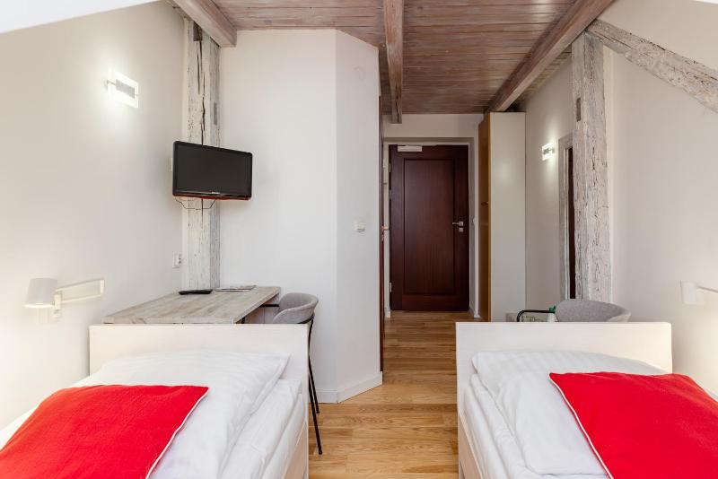 Economy Twin Room image 3