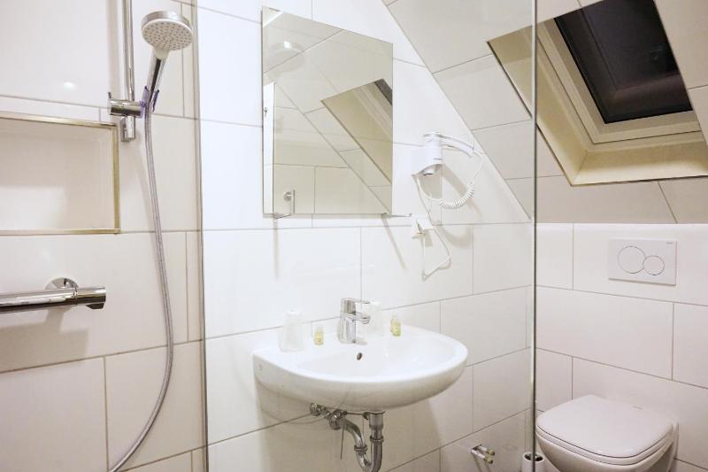 Standard Quadruple Room image 2