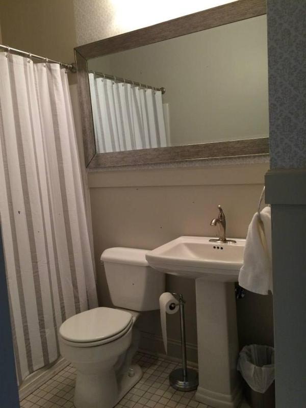 Standard Queen Room image 4
