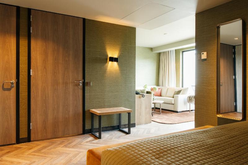 Family Room image 3