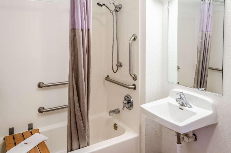 Queen Room - Disability Access image 2