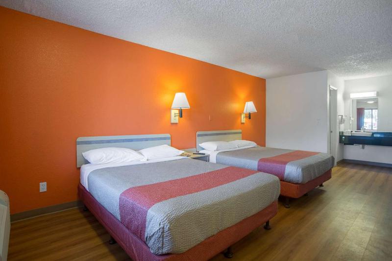 Queen Room with Two Queen Beds - Disability Access image 3