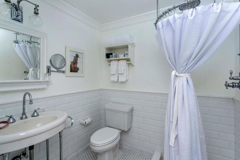 Cannon Beach Hotel - Deluxe Room (No Pets) image 2