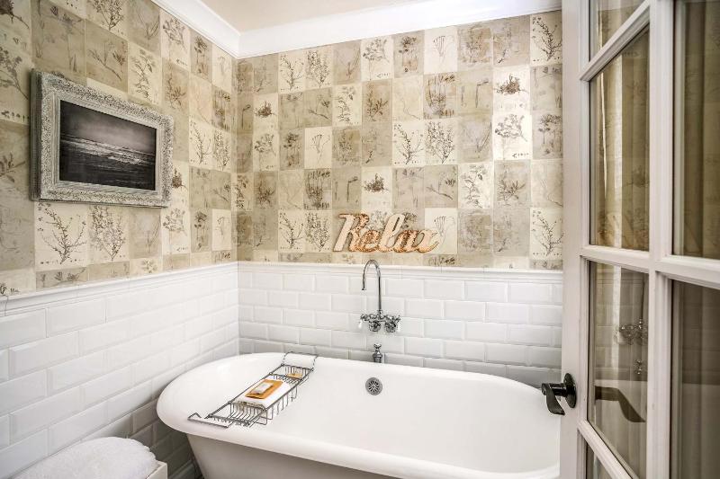 Cannon Beach Hotel - Deluxe Room (No Pets) image 3