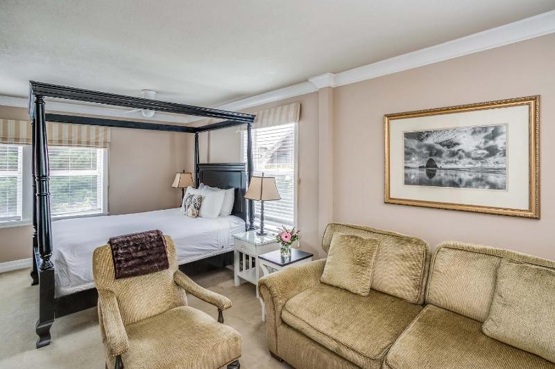 Cannon Beach Hotel - Deluxe Room (No Pets) image 4