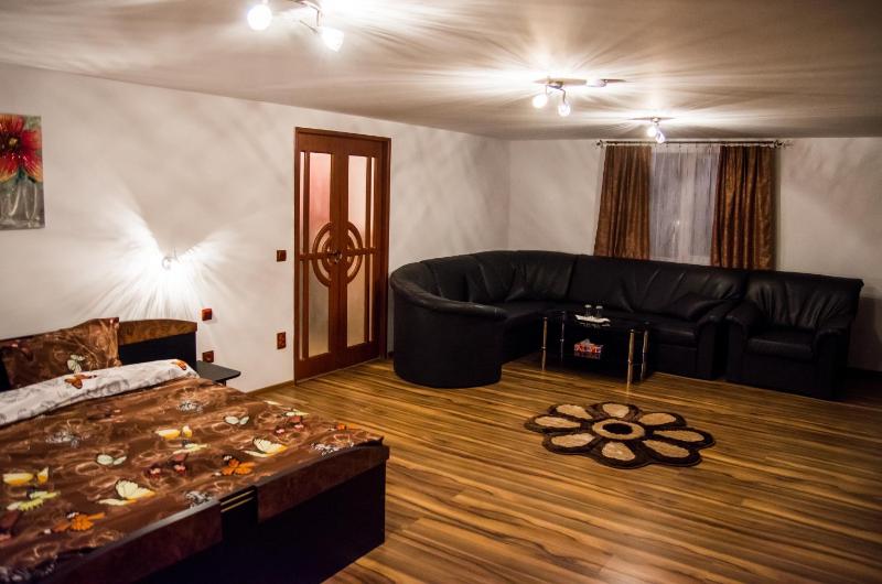Deluxe Family Room image 3
