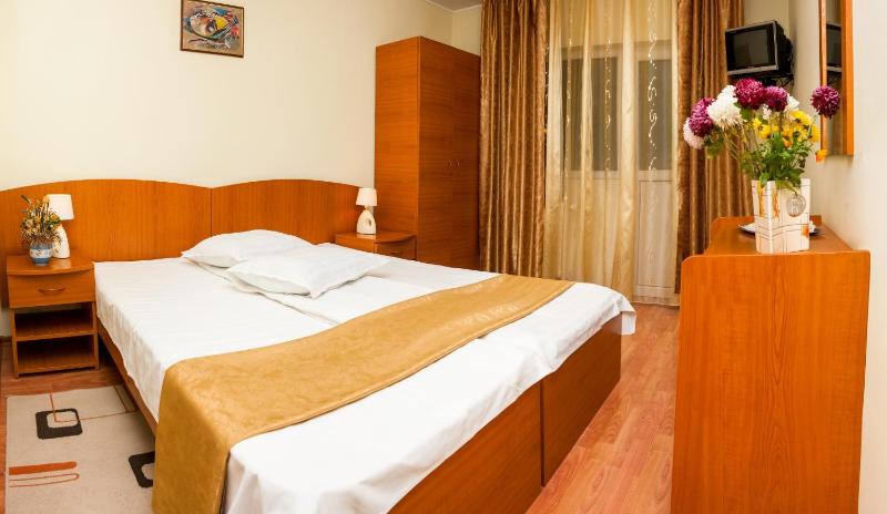 Twin Room with Balcony image 4