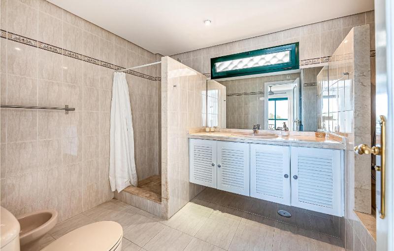 Beautiful Apartment In Benalmádena - image 17