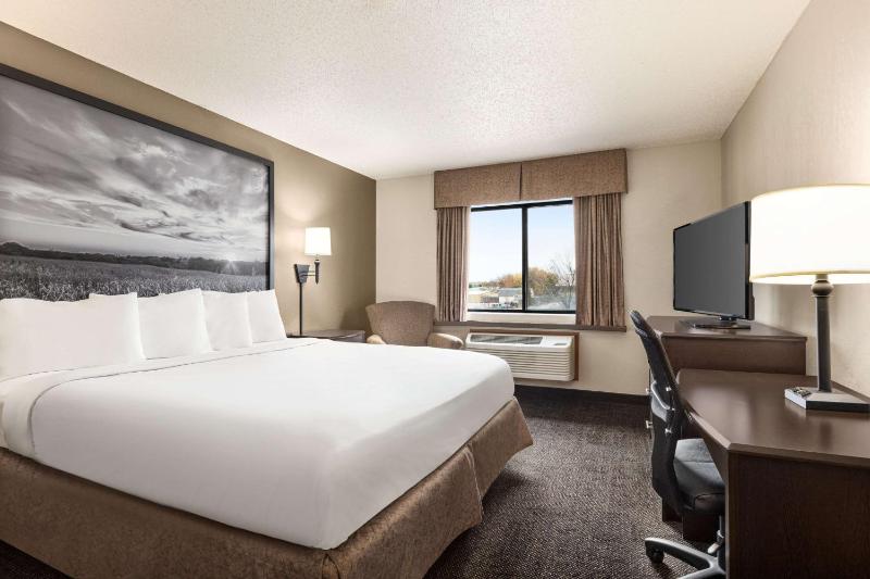 King Room - Non-Smoking image 4